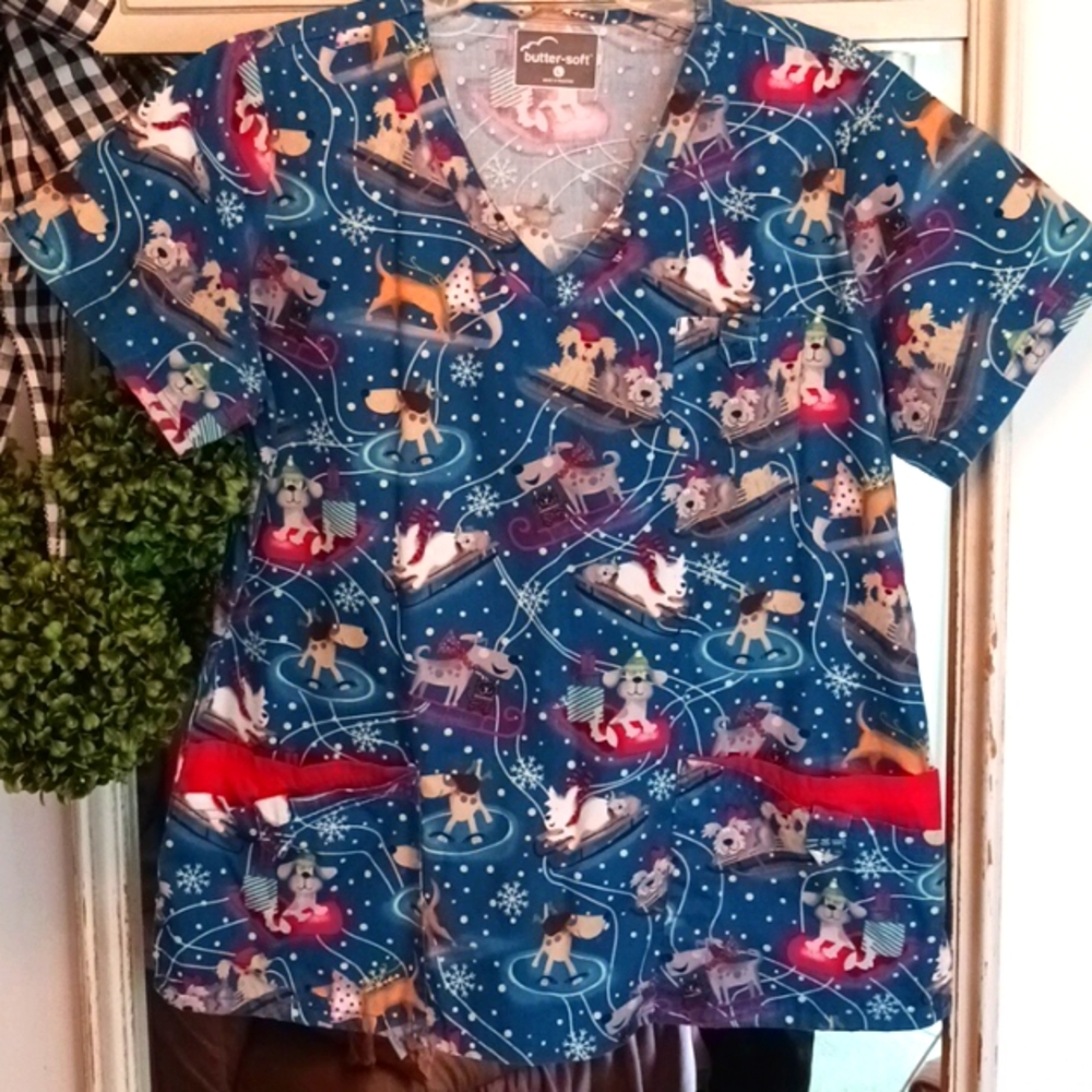 Festive! UA Butter-Soft Holiday Puppy's Sleigh Riding Scrub Top  L.  🐕🐶